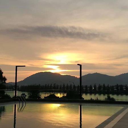 Marina Heights Seaview Resort Apartment II Lumut Exteriör bild