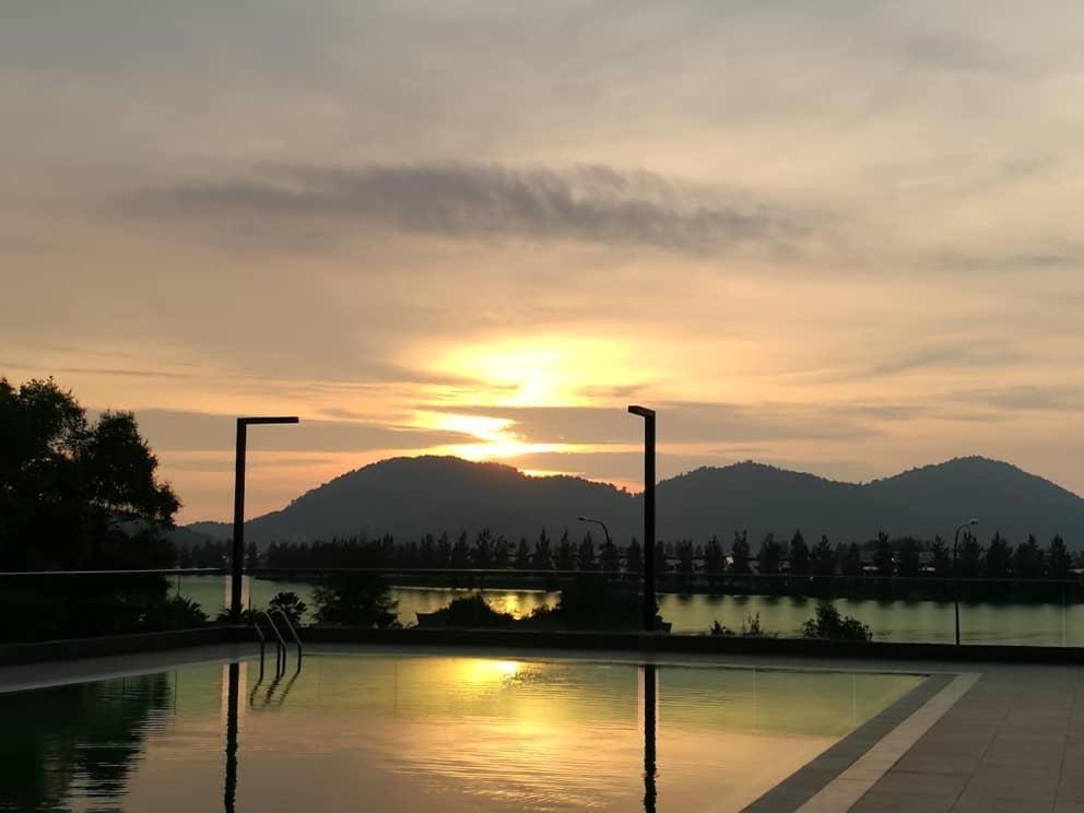 Marina Heights Seaview Resort Apartment II Lumut Exteriör bild